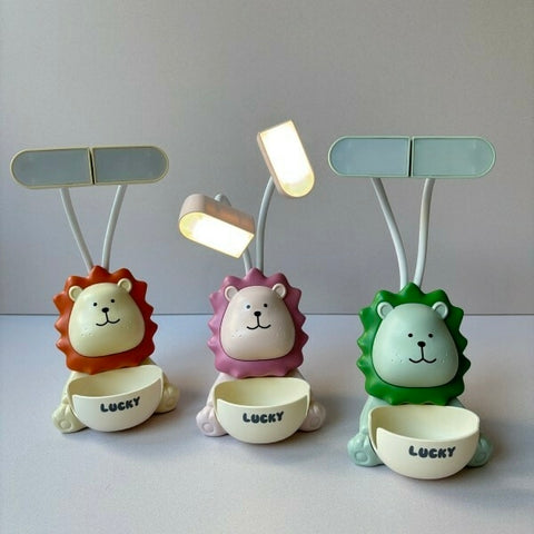 Lampe de Bureau Multifonction 3-en-1 🐻✨ – Taille-crayon + Porte-crayons + Lampe LED