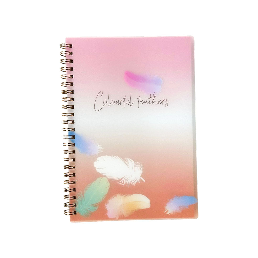 Pack Scolaire 5 en 1 Colourful Feathers – Cahier A5, Porte-Bloc, Pochette, Stylo & Trombones