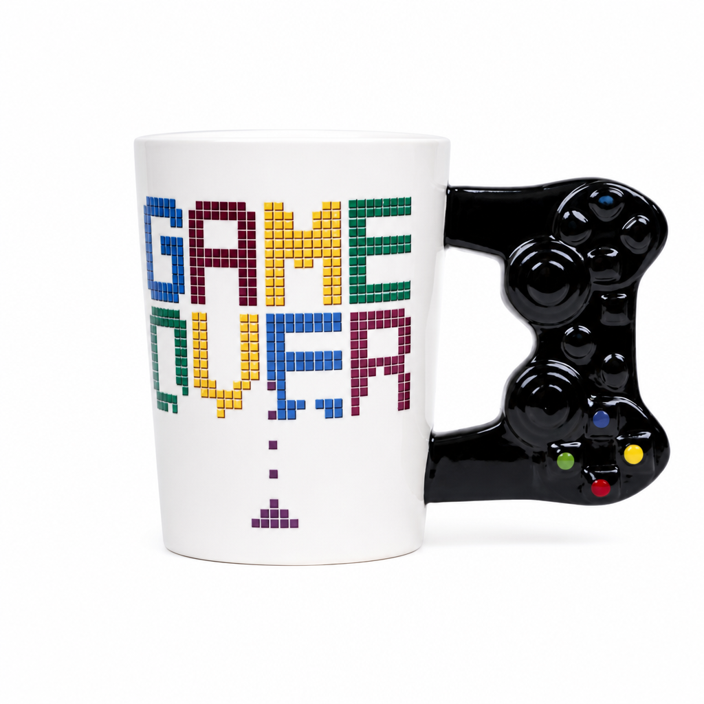 Mug blanc en céramique avec anse en forme de manette de jeu et texte pixelisé