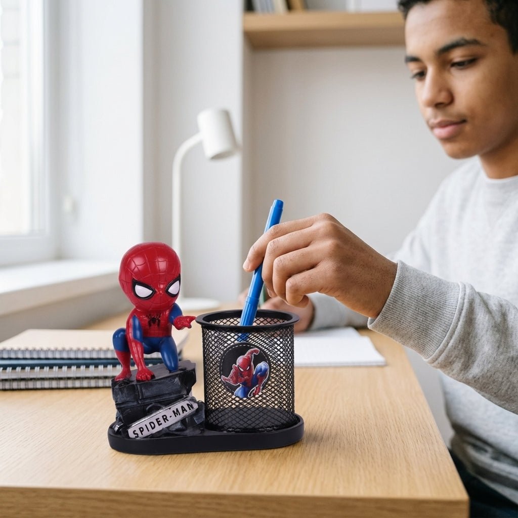 Pot à Stylo en Métal avec Figurine Décorative en Résine — Organisateur de Bureau Fantaisie - Librairie Oxford City